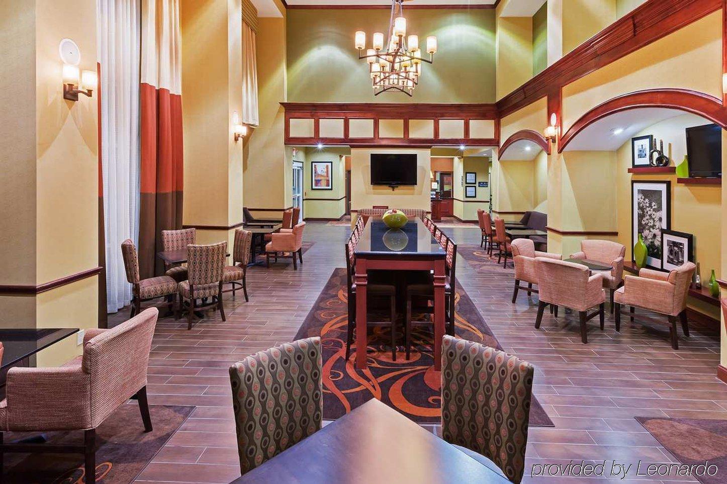 Hampton And Hotel Waxahachie